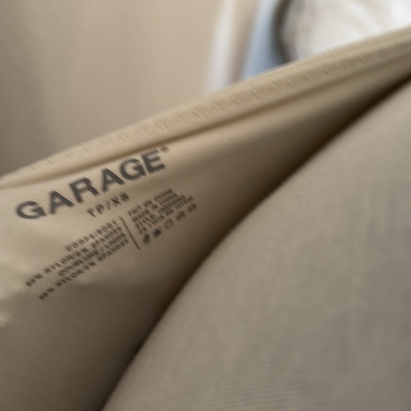 Very cropped for girls with bigger boobs. White long sleeve. Stretchy - Picture 2 of 2